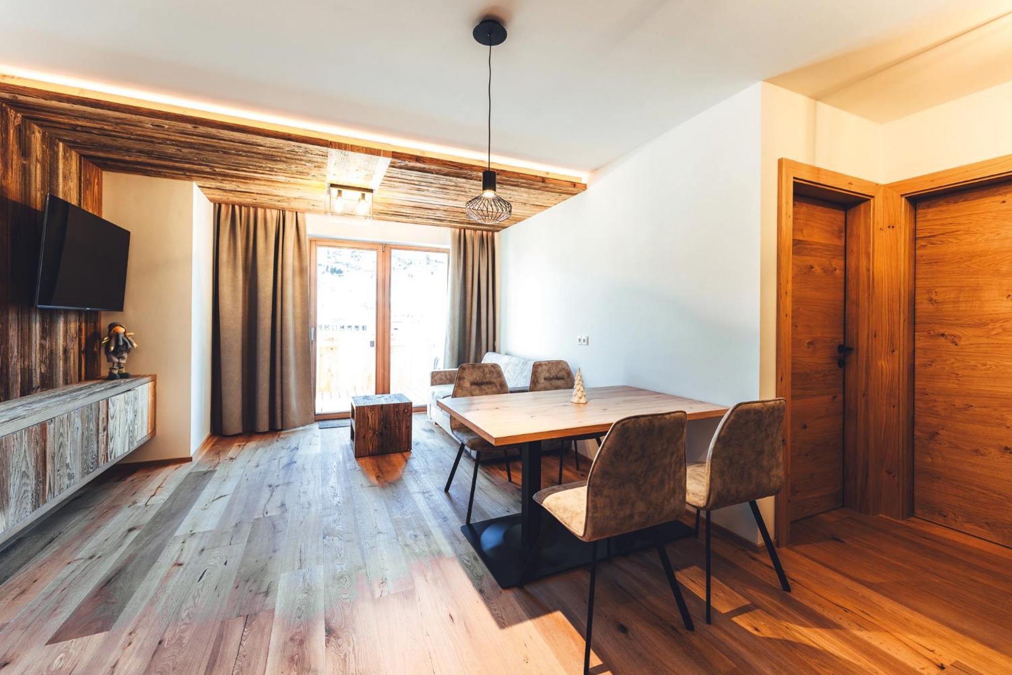 Burgstadl Aparthotel & Restaurant لاديس المظهر الخارجي الصورة
